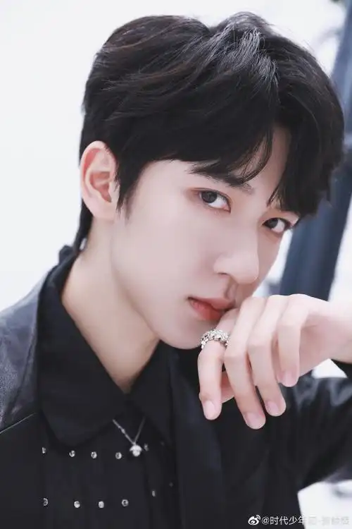 狠狠帅到了#贺峻霖黑西装存图#@时代少年团-贺峻霖
