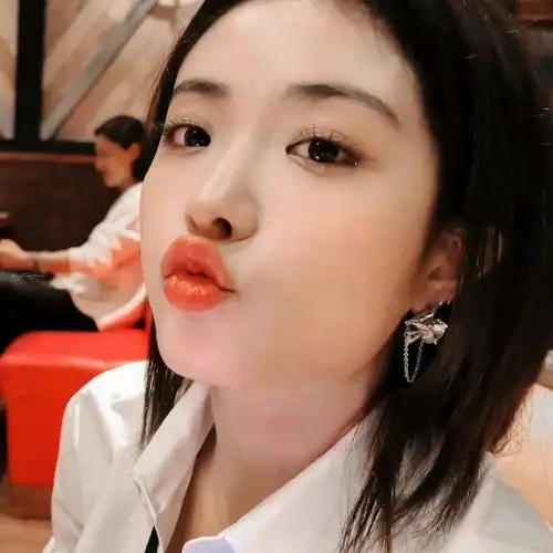 初见以为是个高冷拽姐 实际是个憨憨小傻瓜#喻言碎碎念  #喻言照片