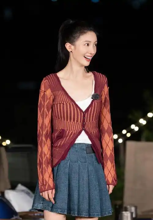 金晨隐形贴掉舞台上太好笑了,颜值高却中二,3套初秋穿搭显气质