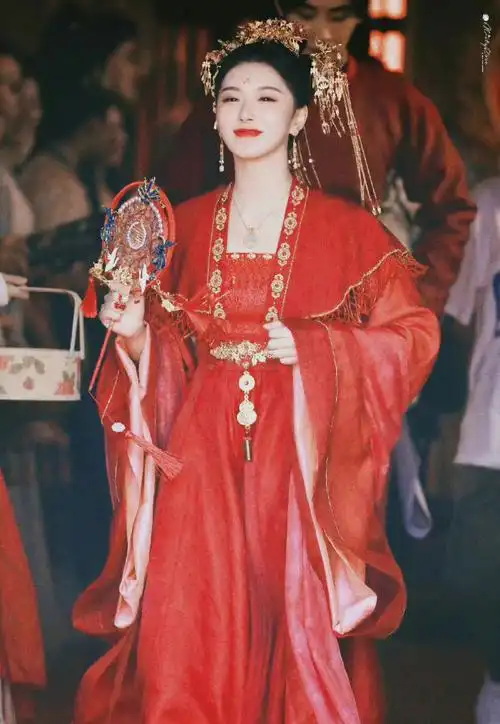 孔雪儿红衣半露肩#孔雪儿与红衣古装的适配度满分99 新剧《墨雨云