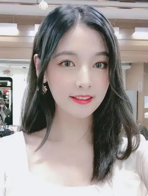 赵今麦一起演过童年神剧《巴啦啦小魔仙》(正中间红衣服的凯美莉公主)