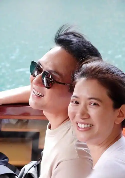 袁咏仪晒旅游照,与老公张智霖亲密合影被围观,网友:心疼魔童