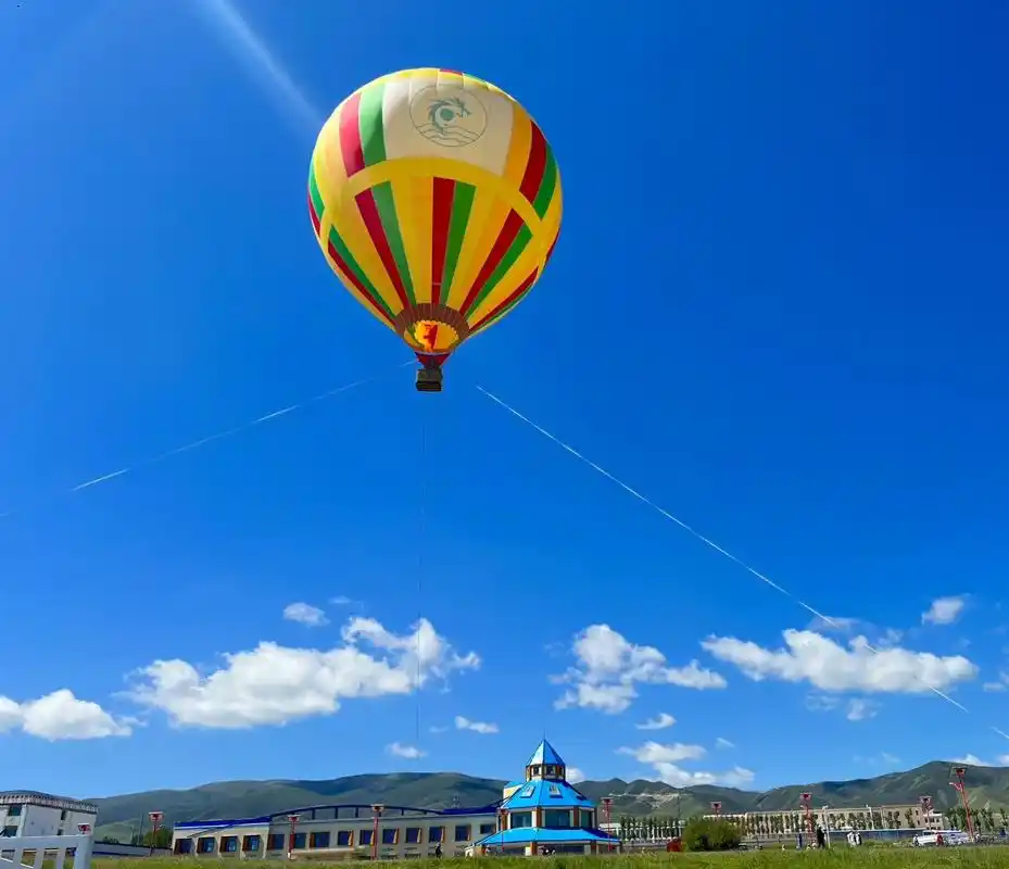 青海湖-带娃一起坐热气球.青海湖我们没上岛,选择了坐观光车跟 - 抖音