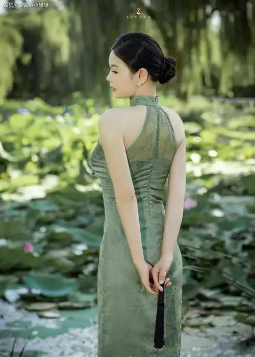 旗袍女神安晓雨晒绿色旗袍写真,出污泥而不染,高贵,优雅而性感_荷塘_