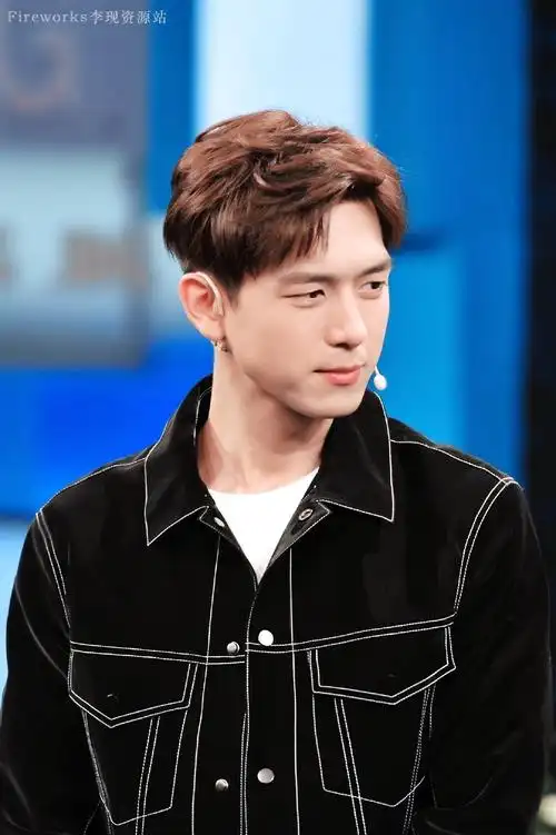 李现红发,黄发,黑发,适合哪种发色?