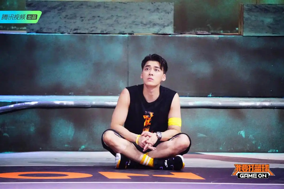 《我要打篮球》张宁回归铁牛上场 李易峰邓伦拼三分球抢人