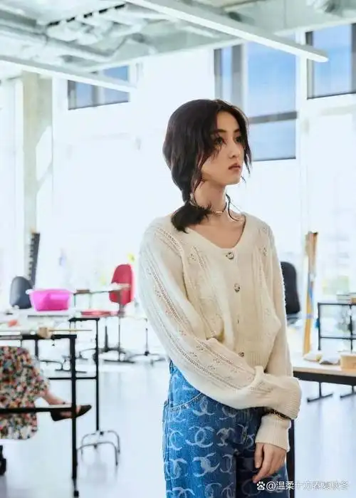 张子枫笑起来好治愈!白色针织搭牛仔裤,微微一笑美翻了