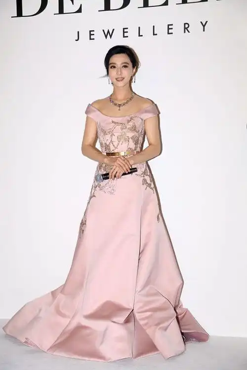 范冰冰为了复出也是拼了,普通裙子硬是"露肩"穿,大耳环最抢镜