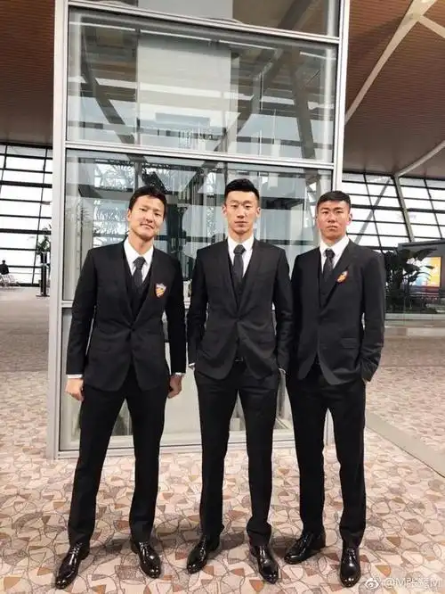 出征前,权健队来了个西装革履帅气合照.