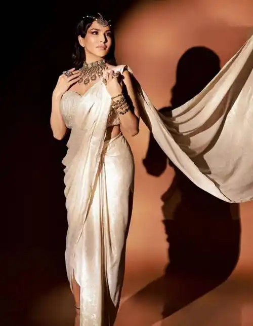 艳星sunny leone让印度男人为之疯狂,身穿黑灰色内衣