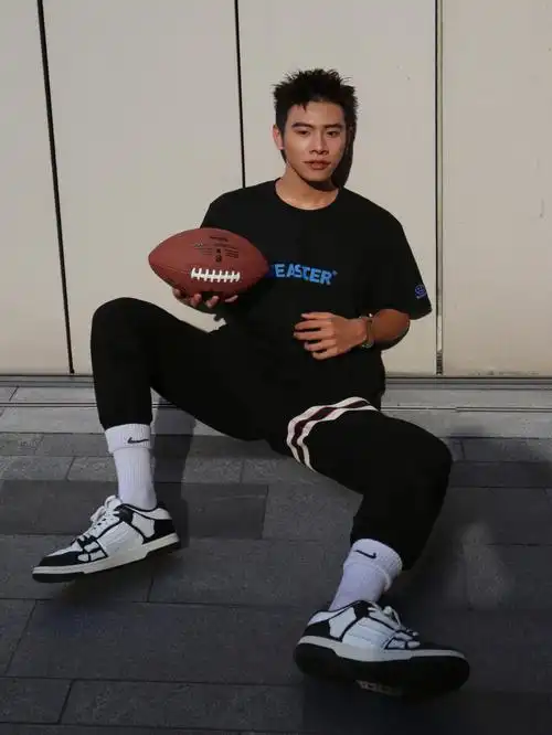 你会喜欢把裤子卷袜子里的男生嘛