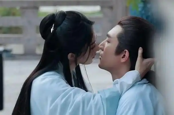 戏剧女神赵丽颖与男星林更新主演的古装新戏《与凤行》,在七夕当天释