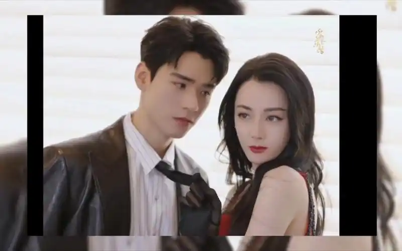 天啊,揪领带这里真的好带感!迪丽热巴龚俊这套衣服居然还有糖