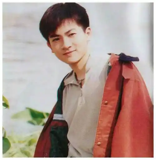 苏有朋老哥,刚出道就是小学生身份,整个小虎队里面还属于最年轻的一个