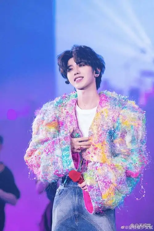 蔡徐坤粉丝在狗仔直播间连麦哭了_今日新xianshi