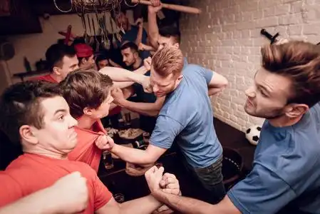 红蓝队流氓球迷观看足球比赛时在体育酒吧打架照片