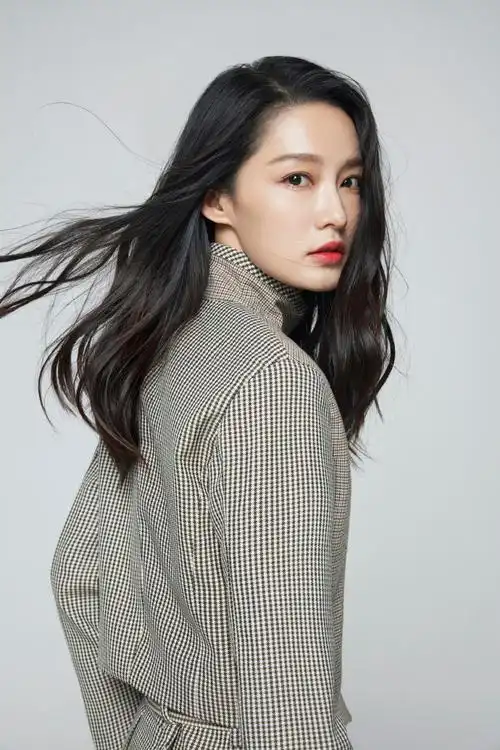 18日,李沁晒出秋日写真大片,照片中,李沁身穿格纹套装搭配随性披肩发