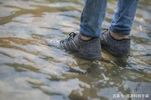 小米有品最牛户外鞋!动态踩水50000次不翻车,网友:轻跑鞋界suv