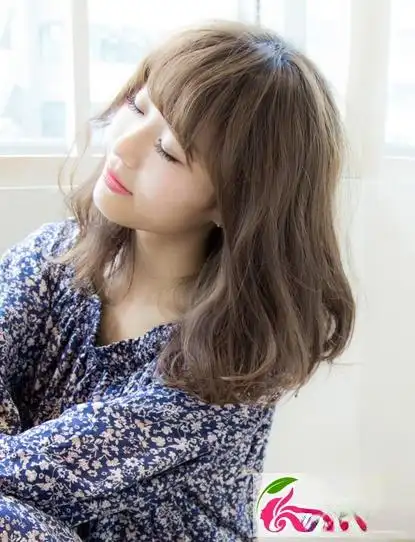 亚麻色头发是今年比较流行的发色,喜欢想要染这款发色的女生看过来