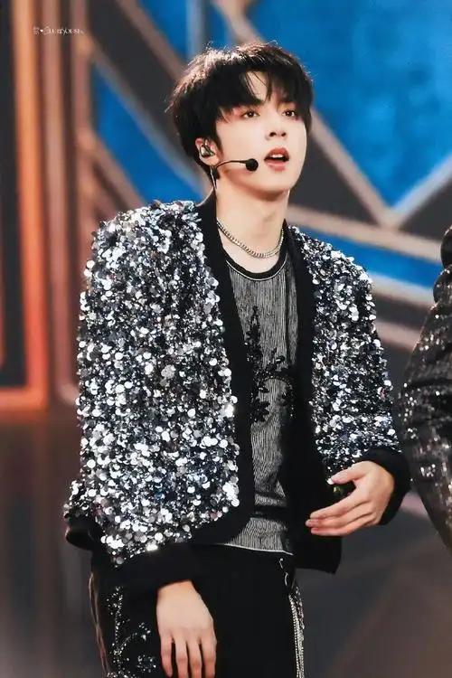 刘耀文勾手#刘耀文重庆演唱会day2饭拍9615舞台性张力拉满,勾手