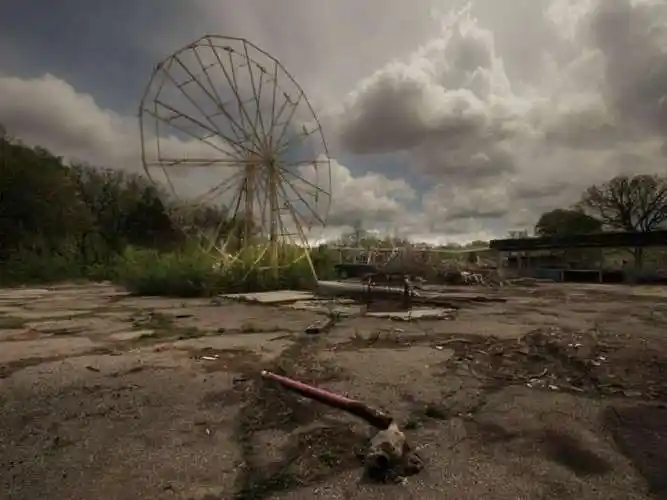 摄影师实地拍摄"5大废弃游乐场": 迪士尼水上乐园的废墟感只有惊悚