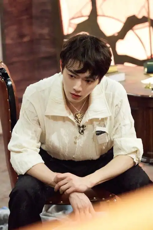 许凯蓝色拼接大衣白衬衫造型