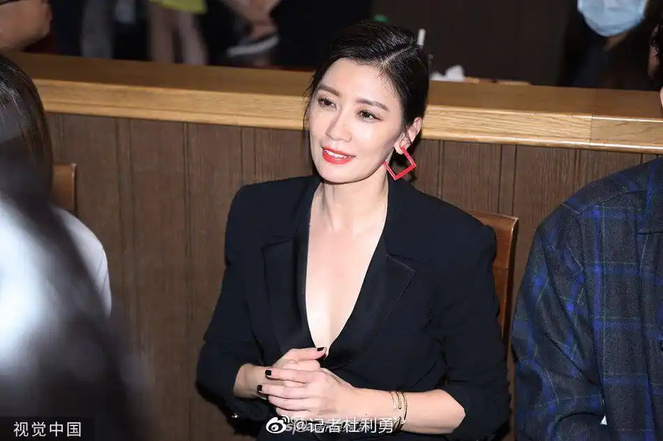 每日娱乐播报# 【《我们与恶的距离》庆功宴 新晋视后贾静雯深v红唇