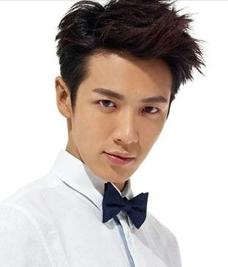 展开全部   柯震东的发型:桃形参差刘海短碎发,露耳,小水鬓,顶部啥烫