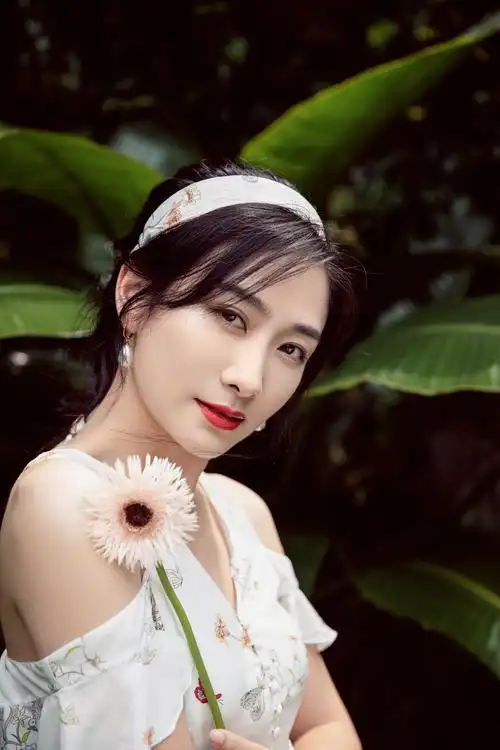 陶昕然户外大片来袭 夏秋之交邂逅法式复古浪漫_手机搜狐网