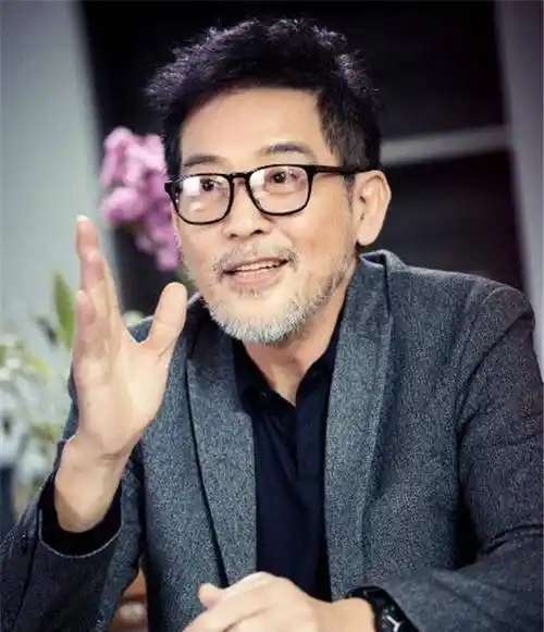 原创74岁秦汉近照曝光穿黑色长大衣不输小鲜肉孤身一人惹人叹