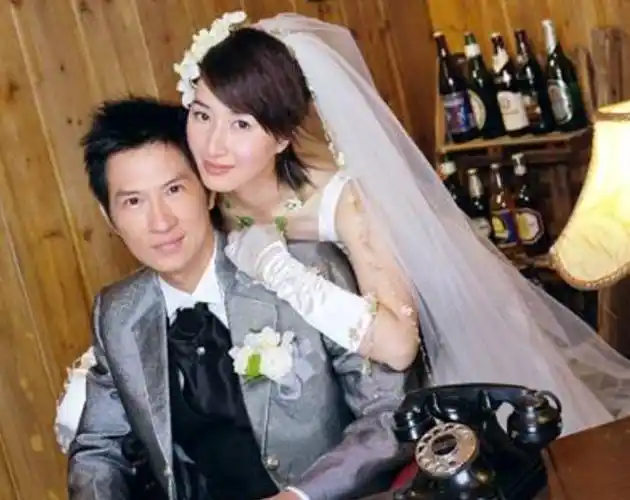 张家辉关咏荷结婚照