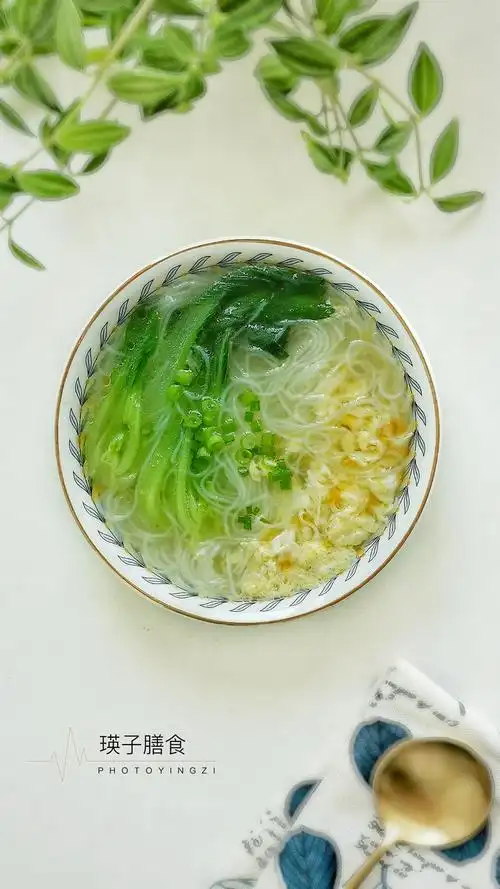 瑛子爱心膳食红烧排骨绿豆焖饭青菜粉丝汤蝶豆花奶茶思来想去排骨里