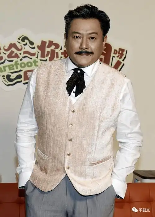 55岁魏骏杰现身内地做代言,满脸横肉发福明显,代言费两年仅35万