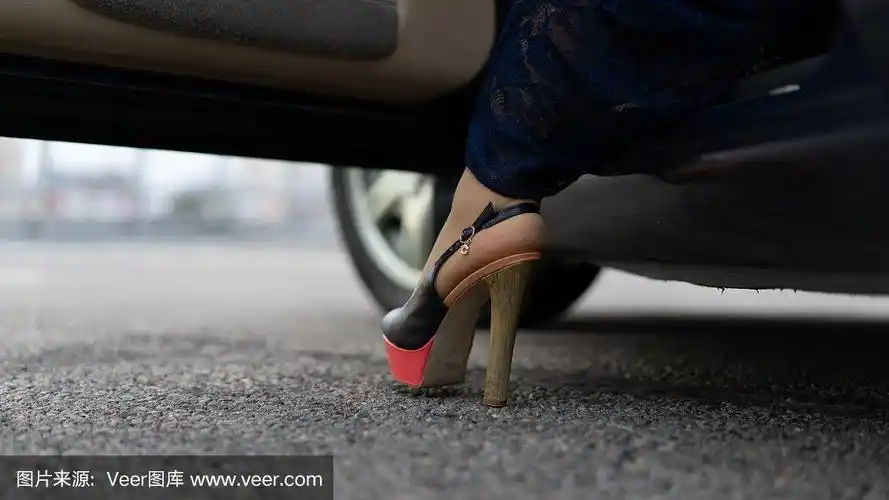 女子下车:特写照片