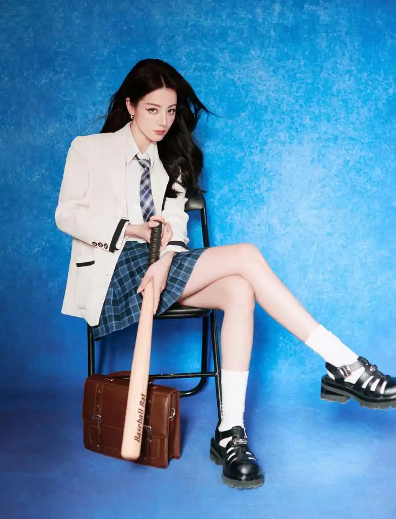 迪丽热巴清纯学姐妆好美,慵懒的卷发和微醺的腮红交织,鬼马中带点小