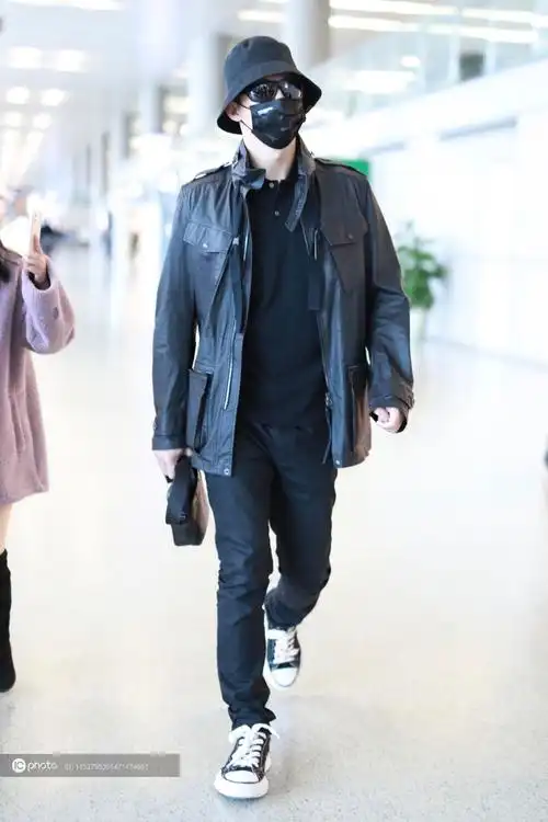 街拍黄景瑜黑色皮衣渔夫帽帆布鞋全黑look