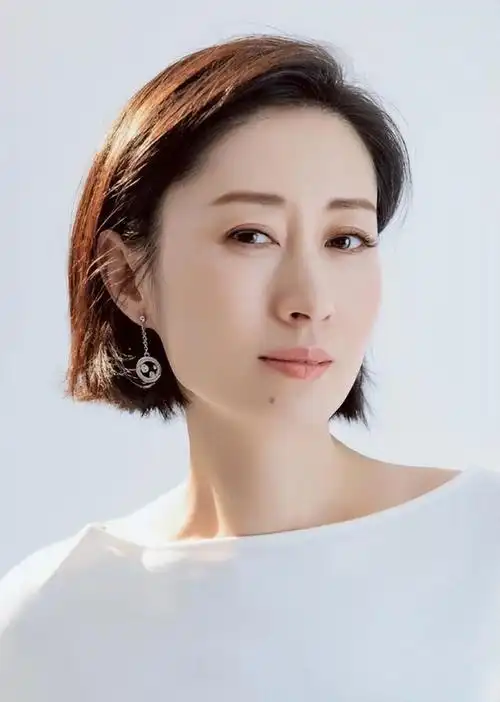 前几日,刘敏涛还在社交平台晒出了她的照片.只见图中