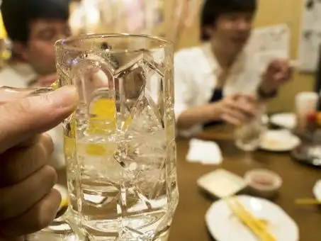 照片素材(图片): 喝酒聚会享受夜晚,同时喝点点心