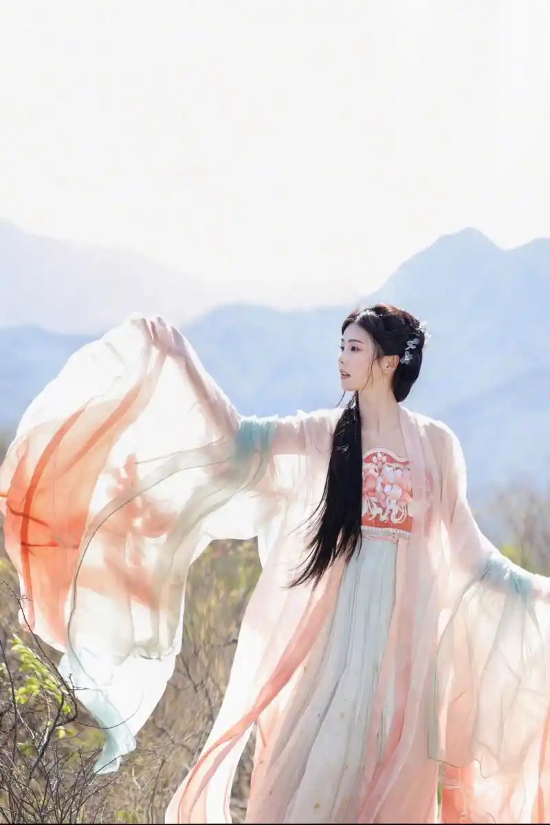 白鹿穿古装裙子时,显得特别温柔又漂亮.