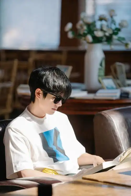 刘昊然恰好是少年