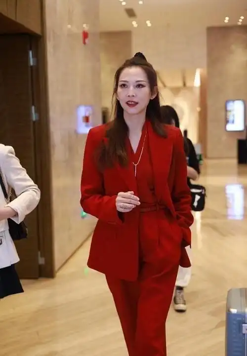 蔡少芬打扮起来依旧有当年的风采一身红色西服真亮眼看着好飒