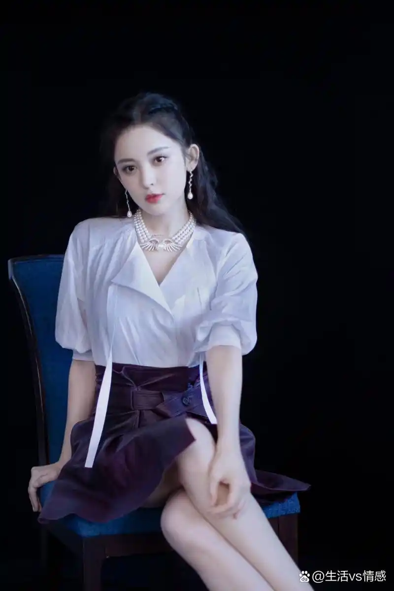明星生图大赏# 古力娜扎看着心动亮眼,她长像清纯靓丽,身材高挑,碧玉