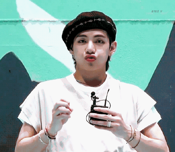 金泰亨超话95#金泰亨心动瞬间#嘟嘴好可爱哦>_ 最36猪猪包01