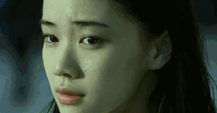 女孩侧脸眨眼清纯gif动图_动态图_表情包下载_soogif