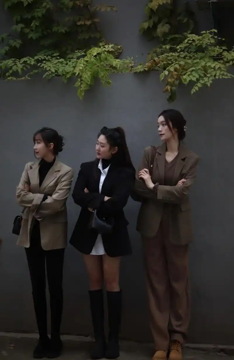 合照 #假装自己很酷 #闺蜜写真 站在一起不说话就很幸福～ - 抖音