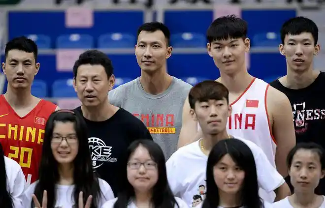 按照易建联的个人能力,绝对可以轻松取代王哲林和沈梓捷.