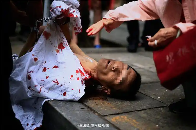 长沙一扒手被抓后用刀划伤脖子自残(高清组图)