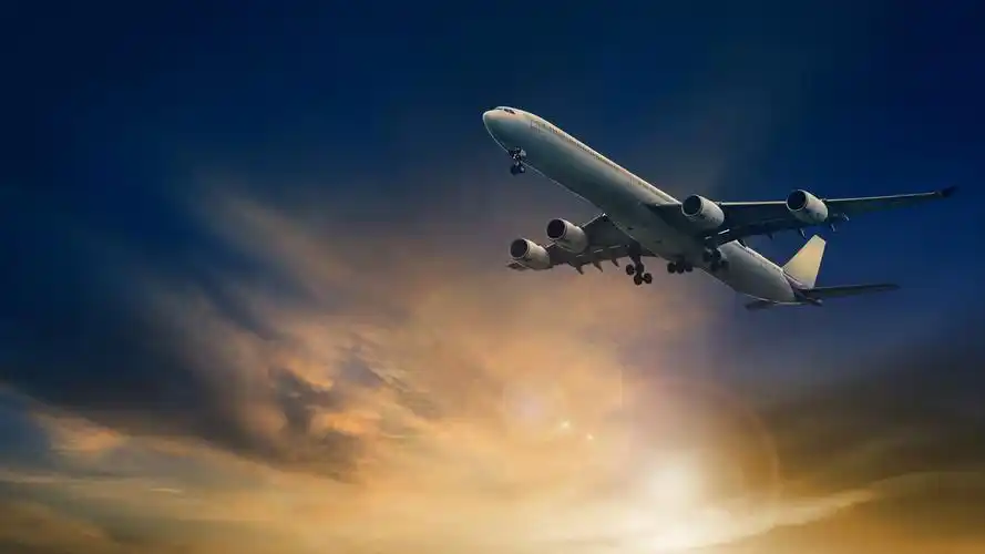 首页 飞机 客机飞行在天空,黄昏,阳光下 壁纸 / 3840x2160 uhd 4k极清