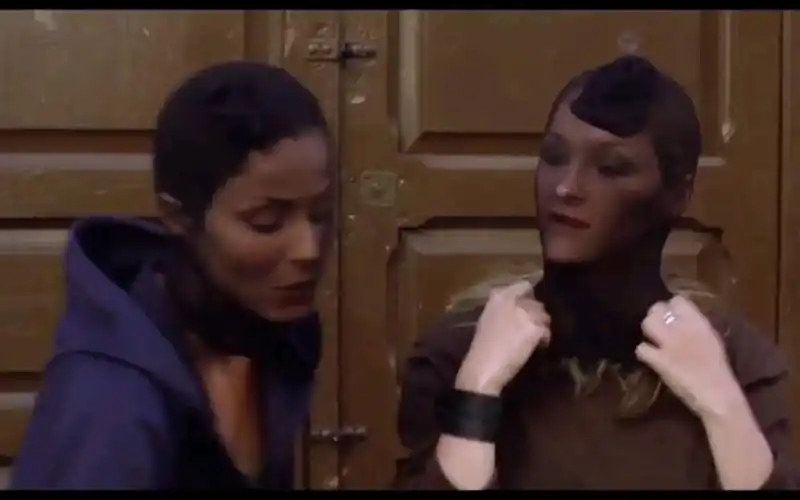 两个黑色丝袜头套蒙面女劫匪