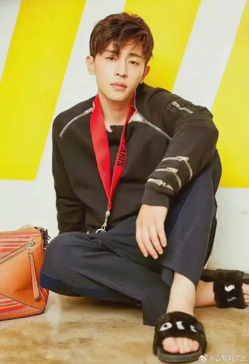 邓伦##邓伦粉丝##邓伦现状#杂志   那时候的时尚小男生  可甜可盐的